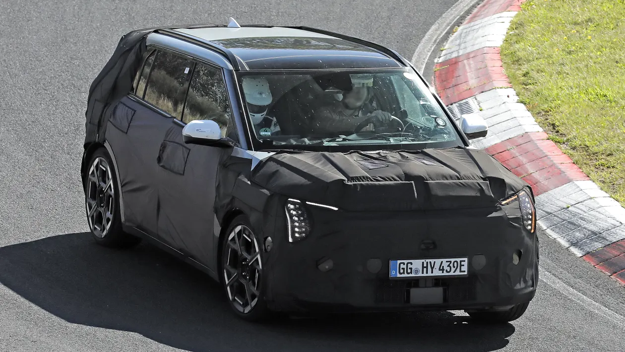 Kia EV3 Kia EV3 GT spied testing on Nurburgring Kia EV3 GT - front 3_4_unagvc