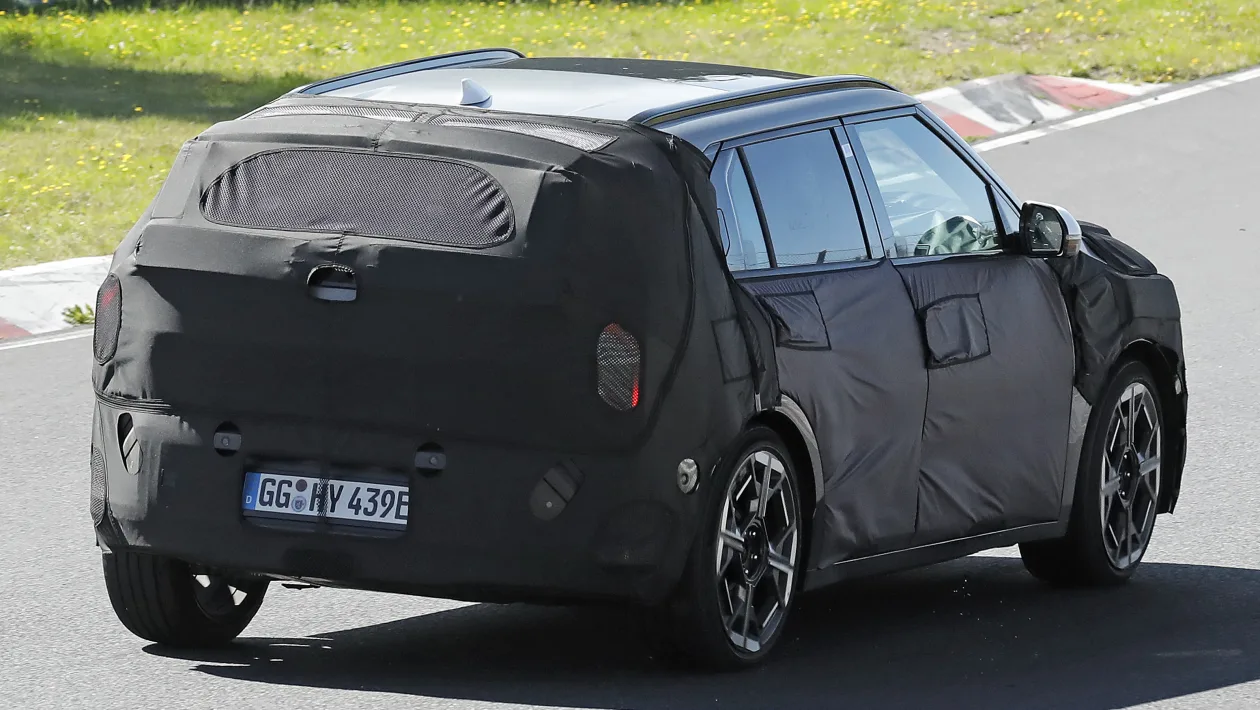 Kia EV3 Kia EV3 GT spied testing on Nurburgring Kia EV3 GT - rear 3_4_fxl7ua