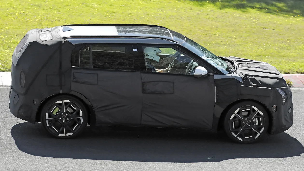 Kia EV3 Kia EV3 GT spied testing on Nurburgring Kia EV3 GT - side profile_tflcrh